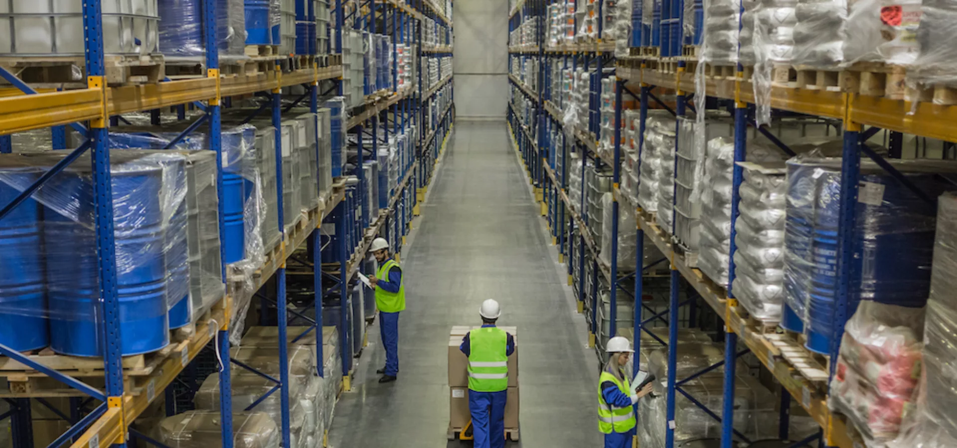 Cuidado de pisos en centros logisticos