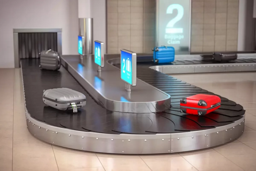 Suitcases on the airport luggage conveyor belt bag EG4 NH9 Q